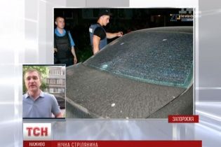 Вибух та стрілянина у Запоріжжі: невідомий із дитячим візочком відкрив вогонь по автівці
