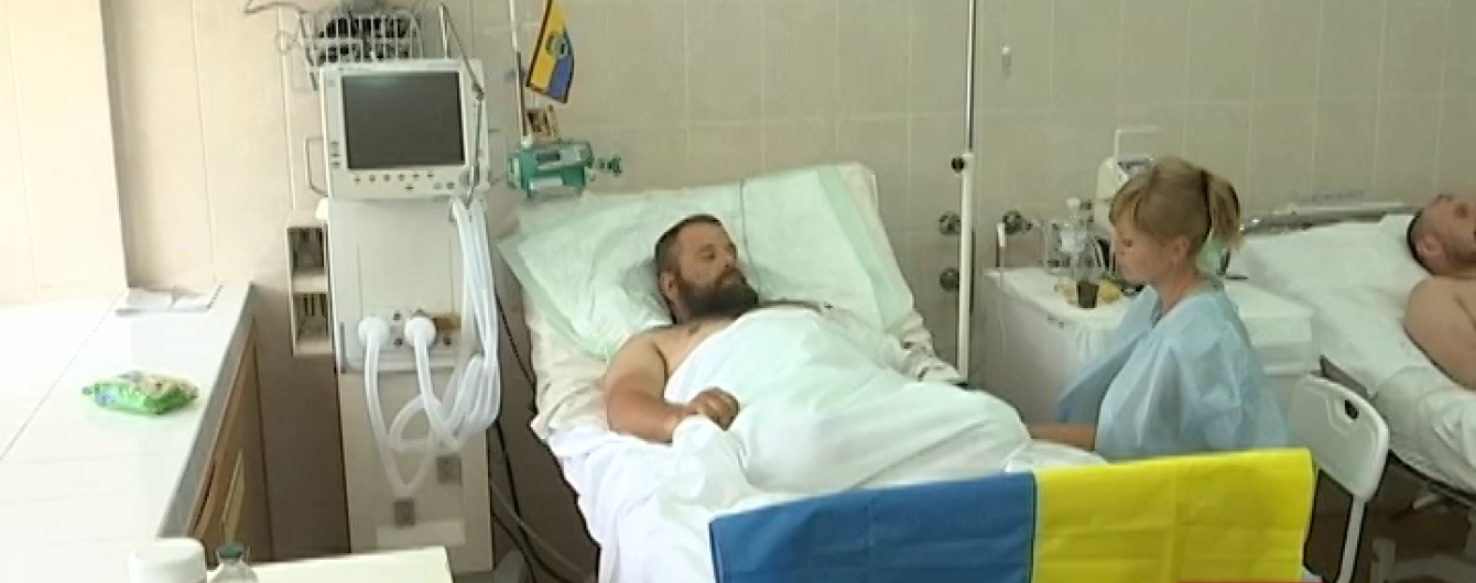 Боєць "Донбасу" без ніг і його лікар-рятівник лежать в одній реанімації