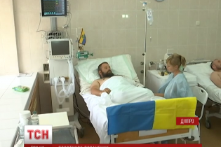 Боєць "Донбасу" без ніг і його лікар-рятівник лежать в одній реанімації