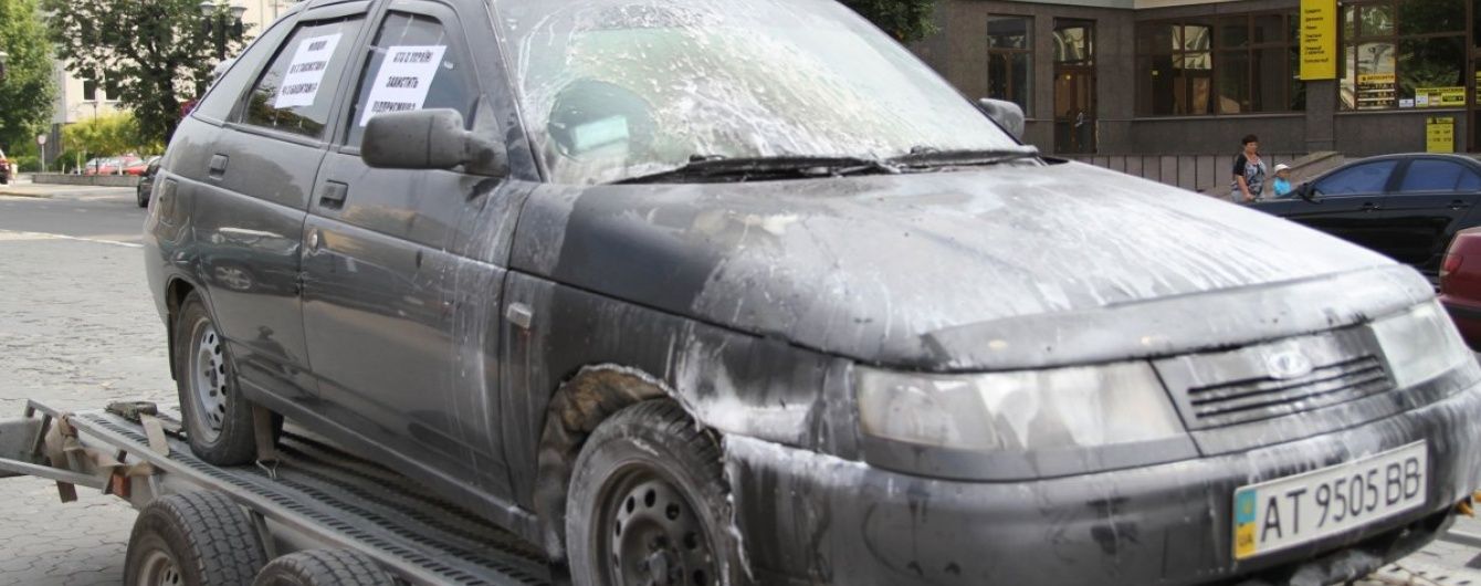 Уночі у Києві палали автомобілі
