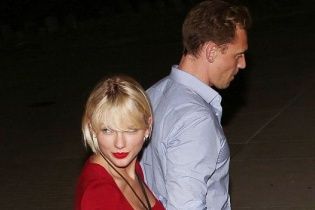 Lady in red Тейлор Свіфт потрапила до об'єктивів папараці за ручку із голлівудським красунчиком