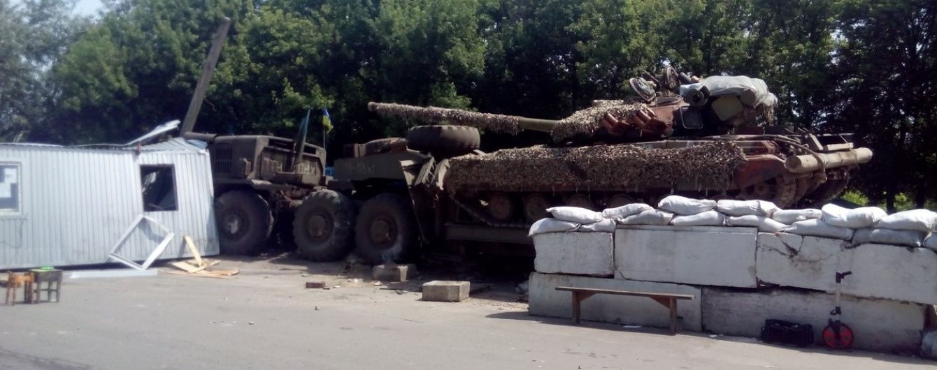 Біля Лисичанська військовий тягач розтрощив блокпост, є загиблі