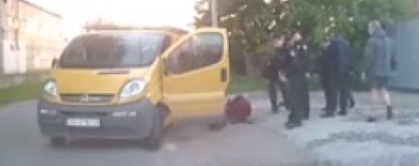 У Мережі з'явилося відео, як патрульний поліцейський б'є затриманого