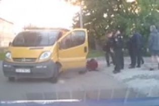 У Мережі з'явилося відео, як патрульний поліцейський б'є затриманого