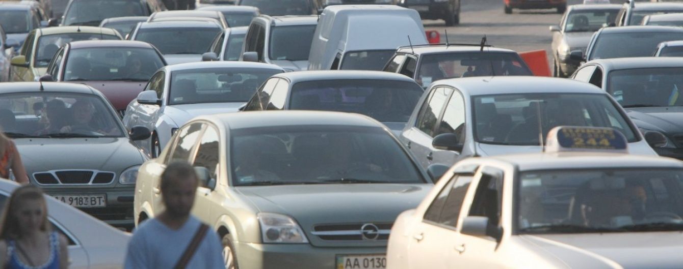 У Києві через ДТП з трьома машинами утворився "мертвий затор"