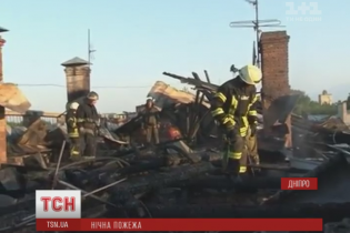 У Дніпрі сотні рятувальників кілька годин гасили дах багатоповерхівки