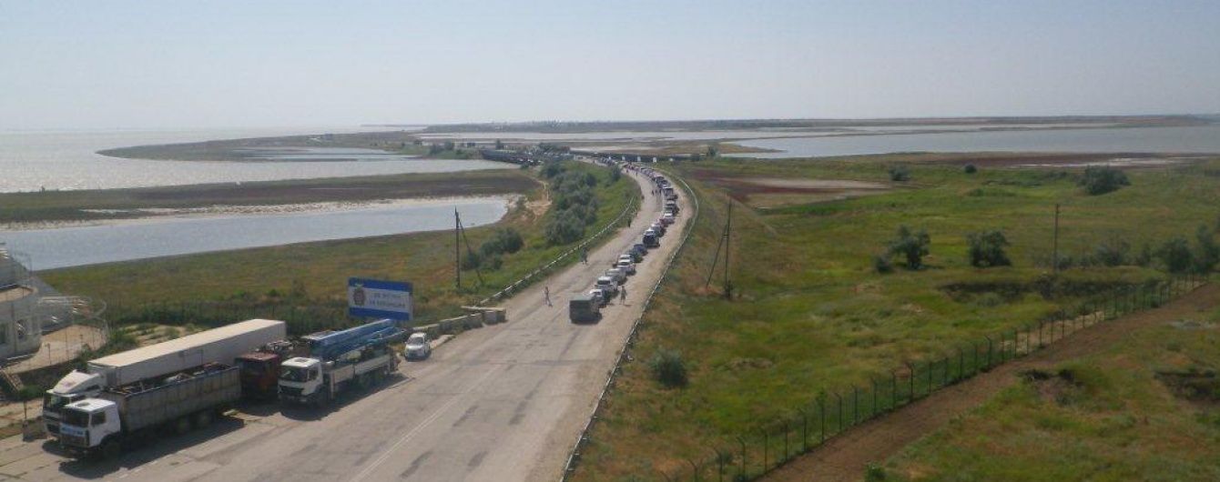 Блокпост на межі з окупований Кримом заблоковано чергою автомобілів