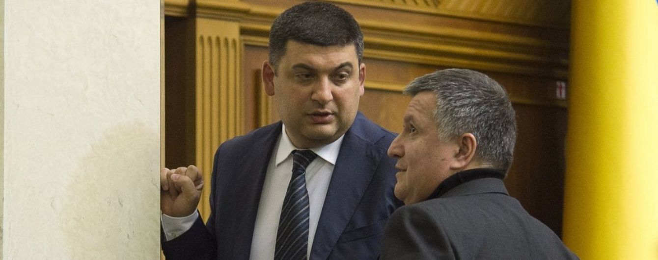 Лещенко назвав людину, яка ніби має подібний до Гройсмана вплив і може захопити владу силою