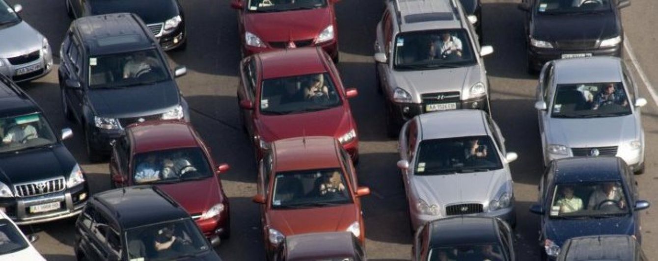 Сотні автомобілів під палючим сонцем застрягли дорогою до Одеси на море