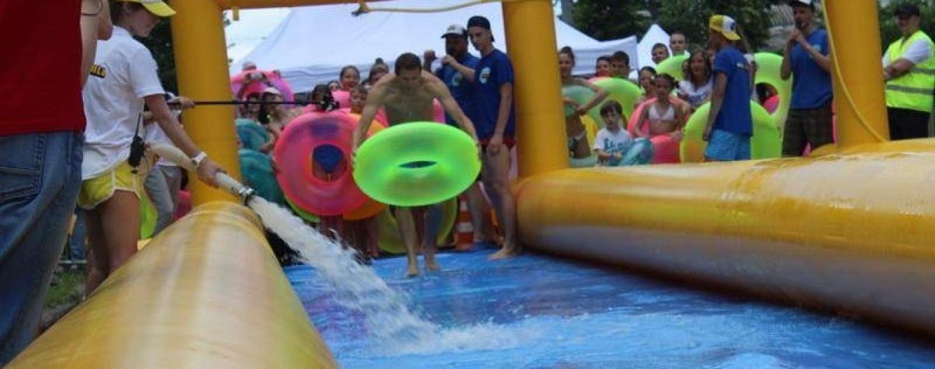 У Чернігові посеред дороги проклали 300-метровий водний атракціон