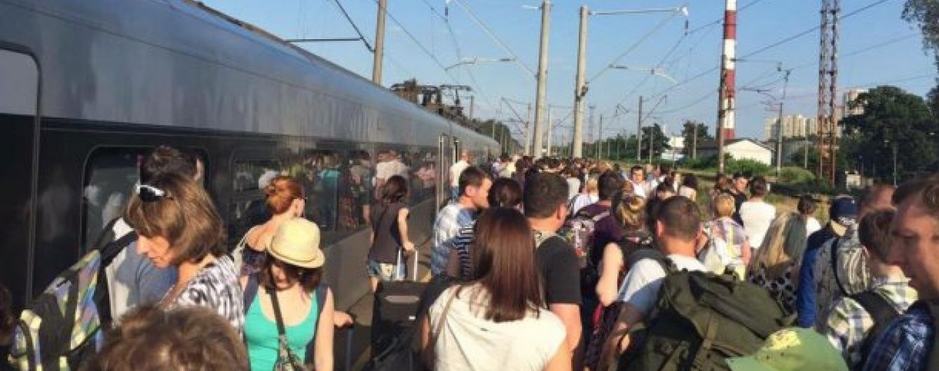 Активні пасажири зламали потяг Інтерсіті у Києві – ЗМІ