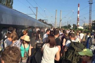 Активні пасажири зламали потяг Інтерсіті у Києві – ЗМІ