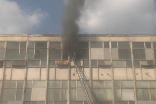 У Харкові сильна пожежа знищила цех текстильного підприємства