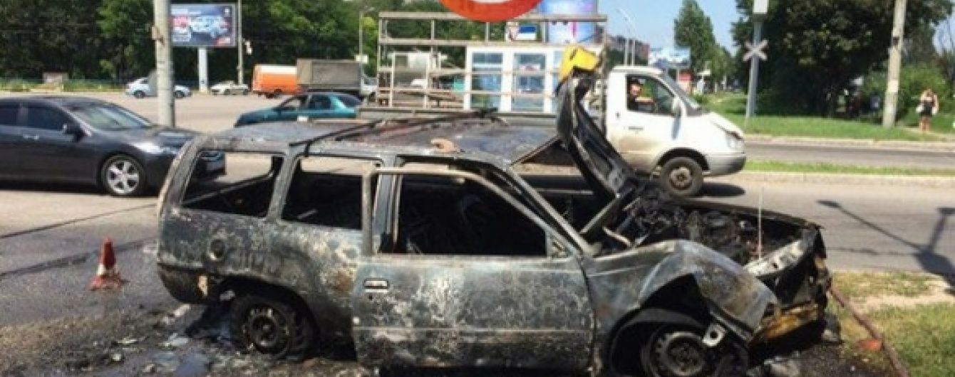 У Дніпрі водій ледь не згорів живцем після зіткнення зі стовпом