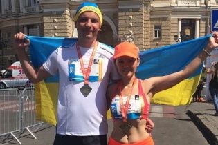 Струнка Марічка Падалко із чоловіком пробігла виснажливий напівмарафон
