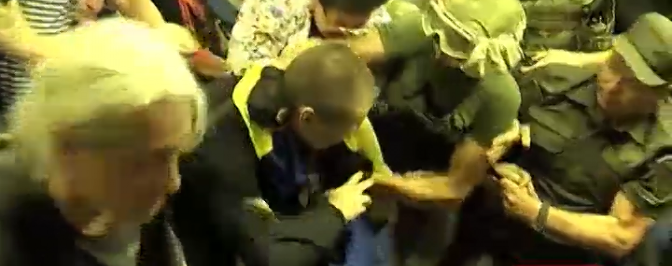 Після масової бійки поліції з "Правим сектором" маріупольський суд оголосив перерву