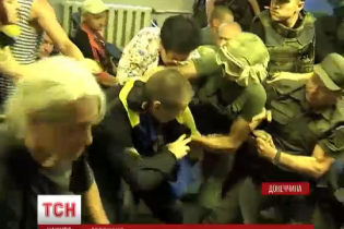 Після масової бійки поліції з "Правим сектором" маріупольський суд оголосив перерву