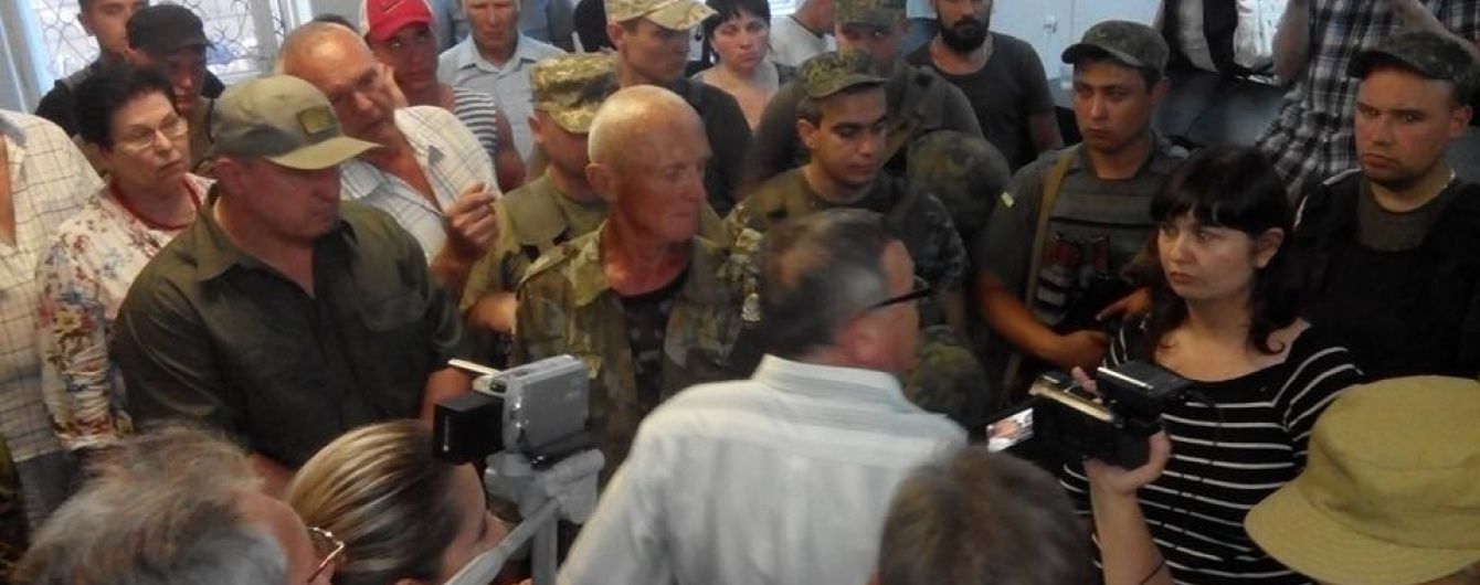 У Маріуполі спалахнули сутички у суді у справі про вбивство працівника СБУ - ЗМІ