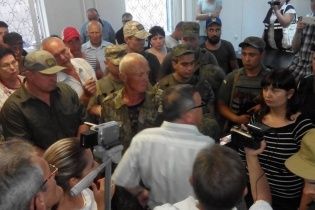 У Маріуполі спалахнули сутички у суді у справі про вбивство працівника СБУ - ЗМІ