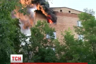 У Києві рятувальники замість гасіння пожежі влаштували душ для перехожих