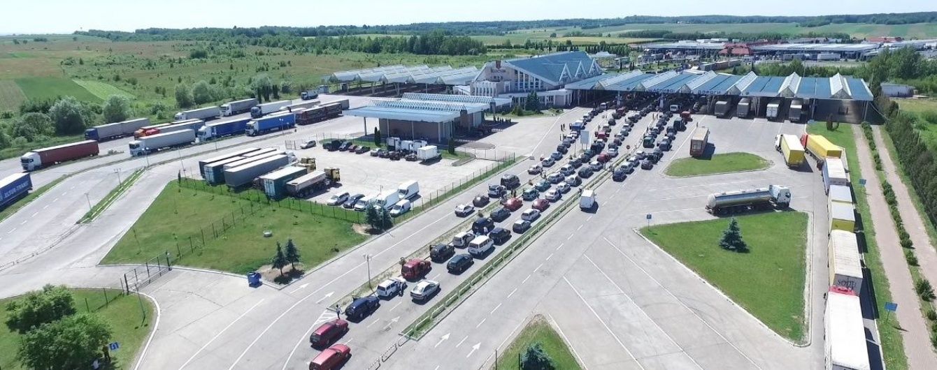 На кордоні із Польщею у чергах застрягло майже 600 авто