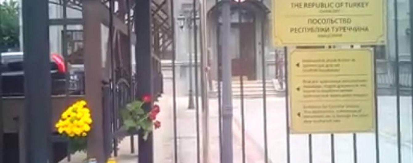 Шоковані терактами у Стамбулі українці несуть квіти до посольства Туреччини