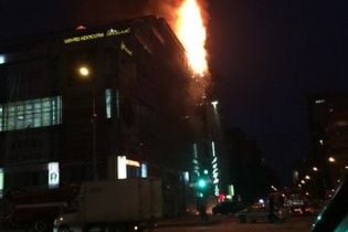 У Росії під час святкування випускного у торговому центрі сталася сильна пожежа