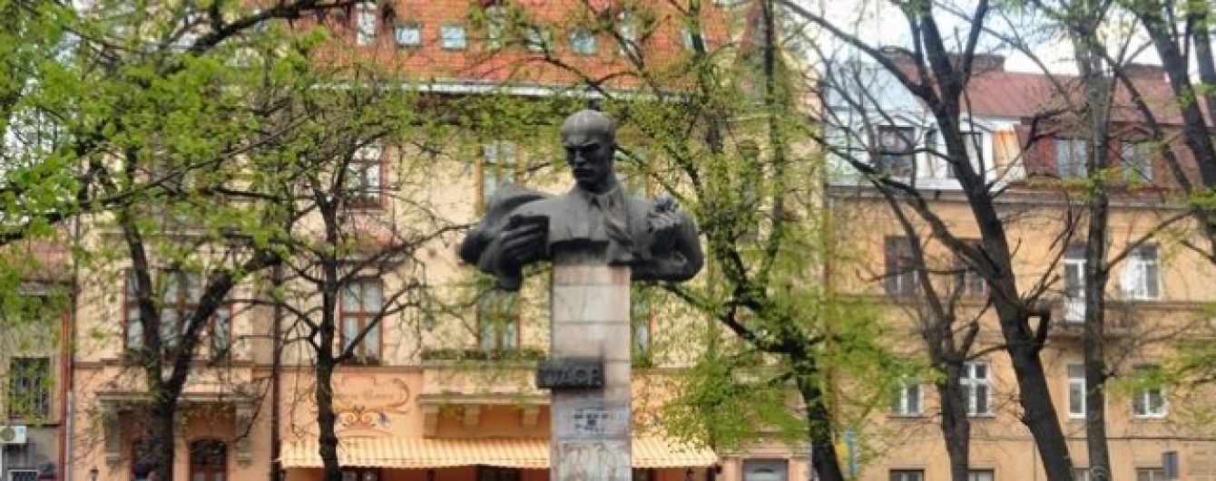 У Львові демонтують скандальний пам'ятник радянському поету