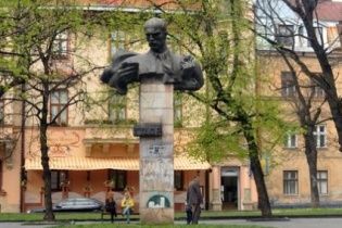 У Львові демонтують скандальний пам'ятник радянському поету