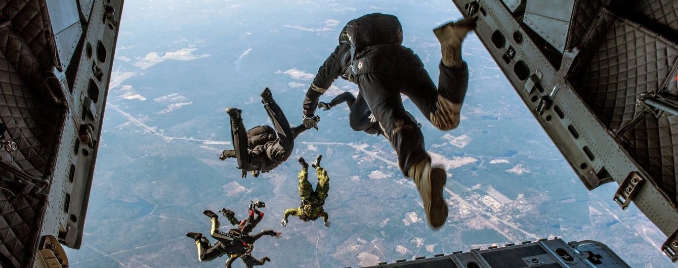 У США двоє молодих парашутистів загинули після тандемного стрибка