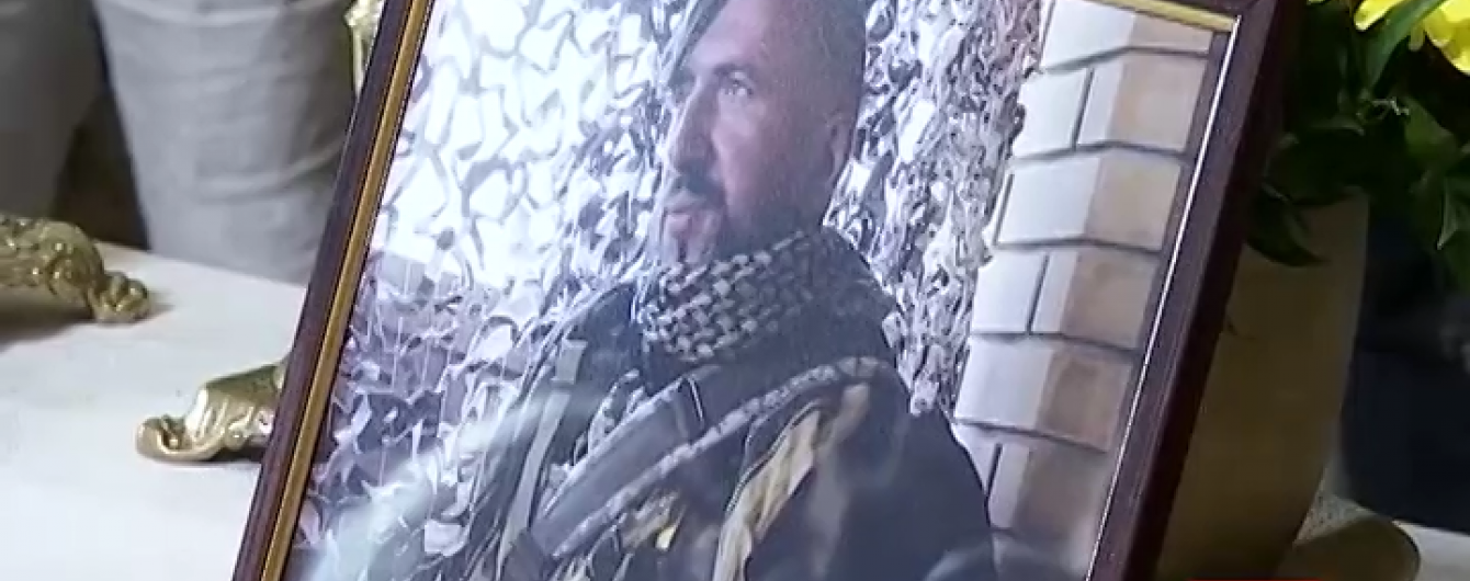 У Львові сотні людей на колінах з аплодисментами попрощалися з Василем Сліпаком