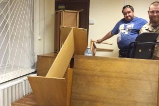 Активісти не дають вивезти заарештованого "Батю" у СІЗО