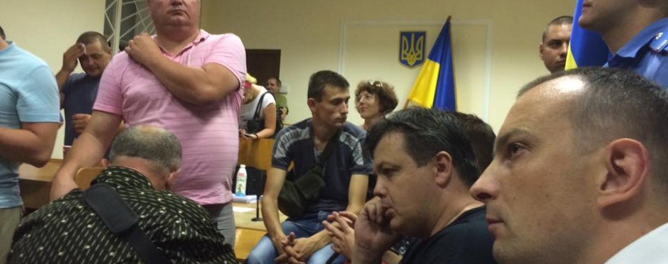 Активісти та нардепи продовжують блокувати суд і не дають вивезти заарештованого "Батю" у СІЗО