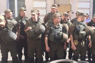 Справа "Баті". Бійці добробатів привезли під Печерський суд намети і планують їх встановити - нардеп