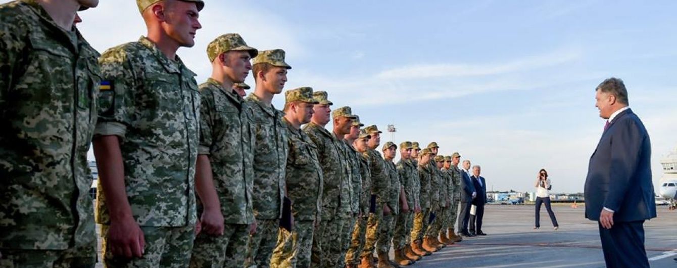 Порошенко привітав українських розвідників квартирами