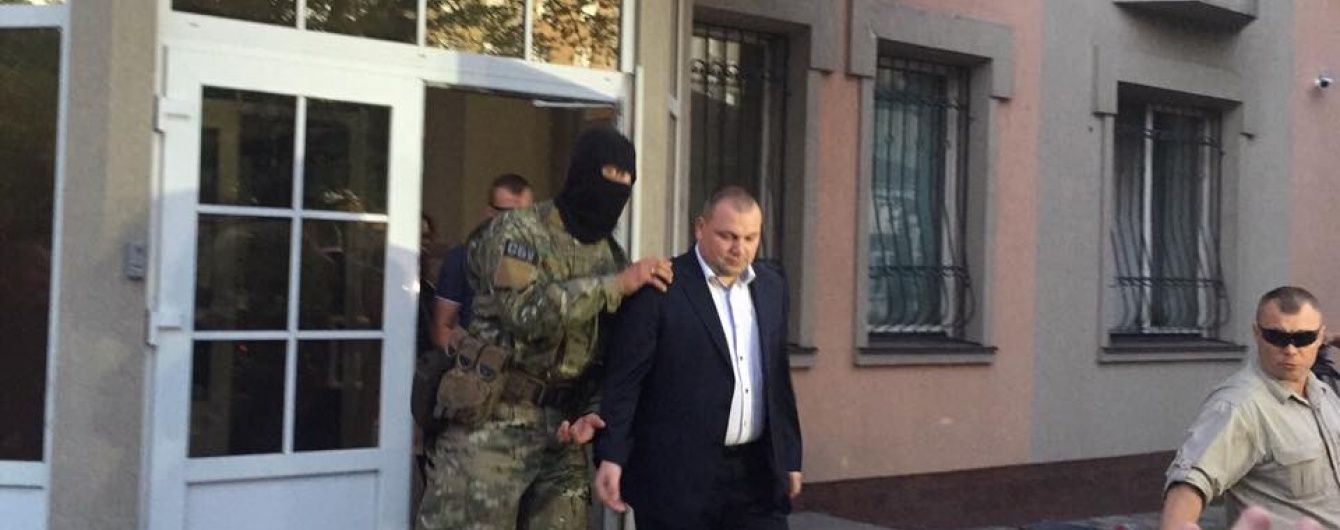 З'явилися відео затримання заступника облпрокурора, який "дахував" видобуток бурштину на Рівненщині