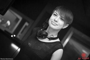 "Відчула себе Ані Лорак". Дівчина нардепа Лещенка зажурилась, що не летить до Москви