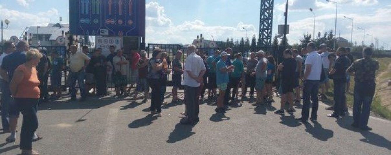 На кордоні з Польщею заблокованим залишається важливий пункт пропуску
