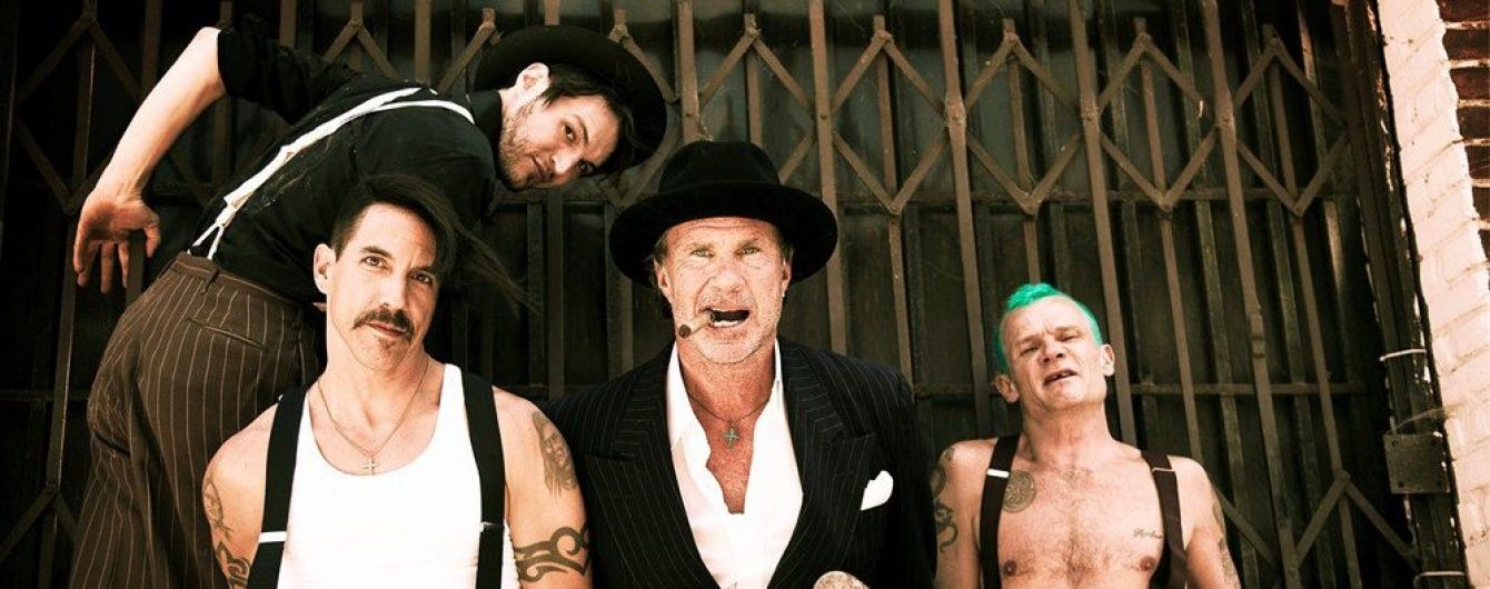 Готуючись до концерту в Києві: гітарист RHCP заграв на бандурі
