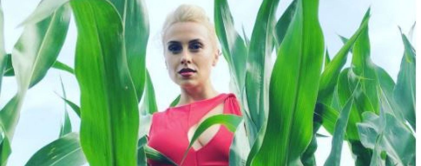 Сексуальна Нана з NIKITA повністю оголилася в полі