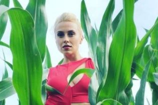 Сексуальна Нана з NIKITA повністю оголилася в полі