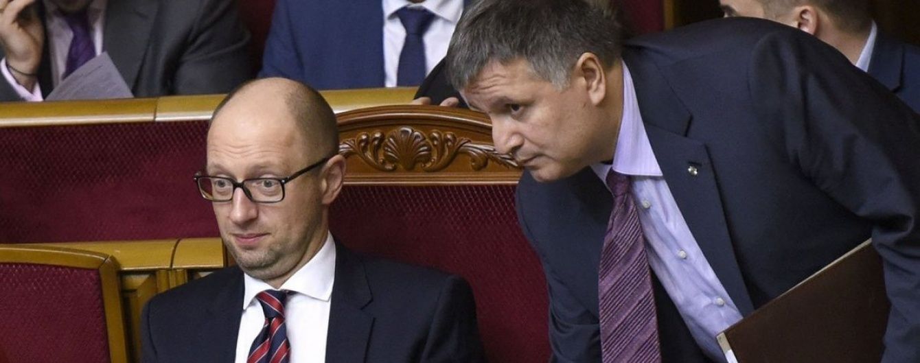 "Яценюк так стріляє, що ви очманієте". Аваков розповів, навіщо нагородив екс-прем'єра зброєю