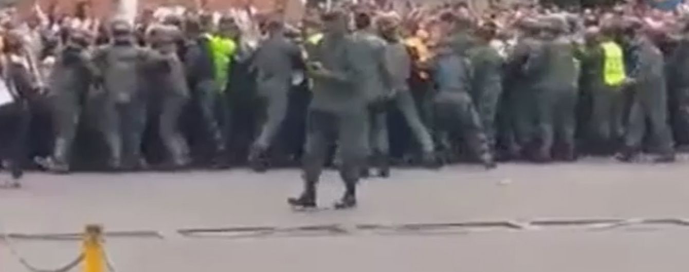 Сотні венесуелок взяли штурмом кордон із Колумбією