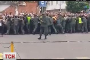 Сотні венесуелок взяли штурмом кордон із Колумбією