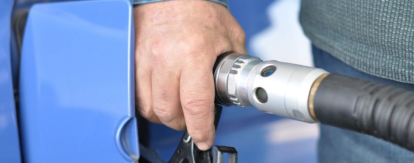 Скільки коштує заправити авто на АЗС. Середні ціни на 15 червня