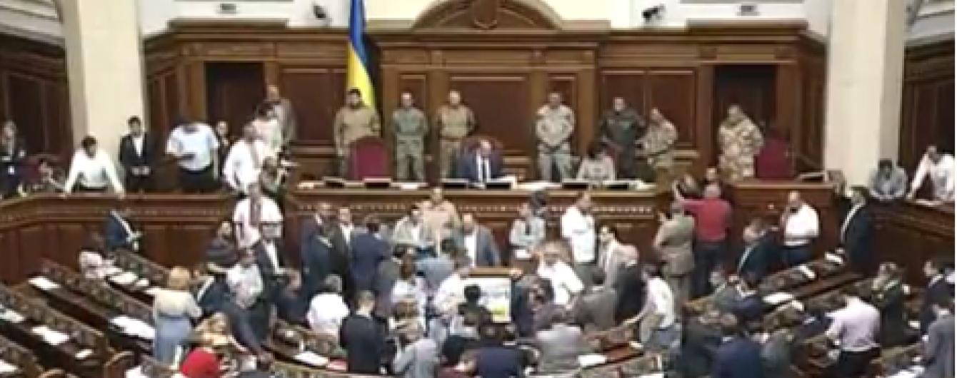 Фракція БПП заблокувала трибуну Ради, а Парубія оточили військові