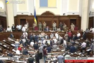 Фракція БПП заблокувала трибуну Ради, а Парубія оточили військові