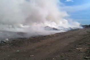 Під Києвом поблизу елітної Конча-Заспи спалахнула пожежа на сміттєзвалищі