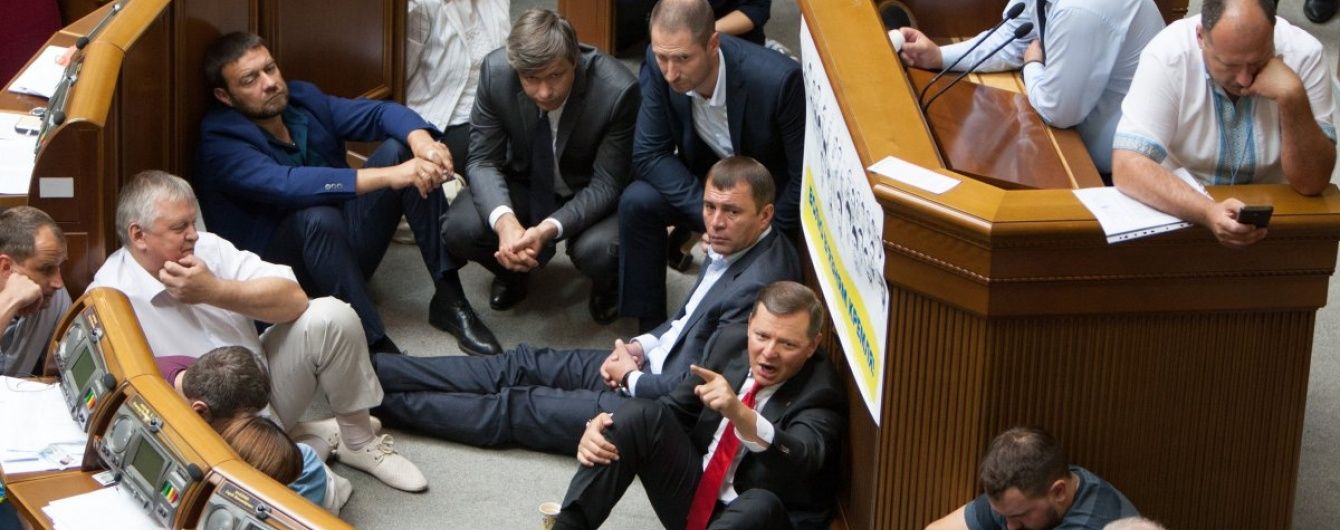 Рада із сидячими страйкарями схвалила низку законів і відмовилася йти у відпустку