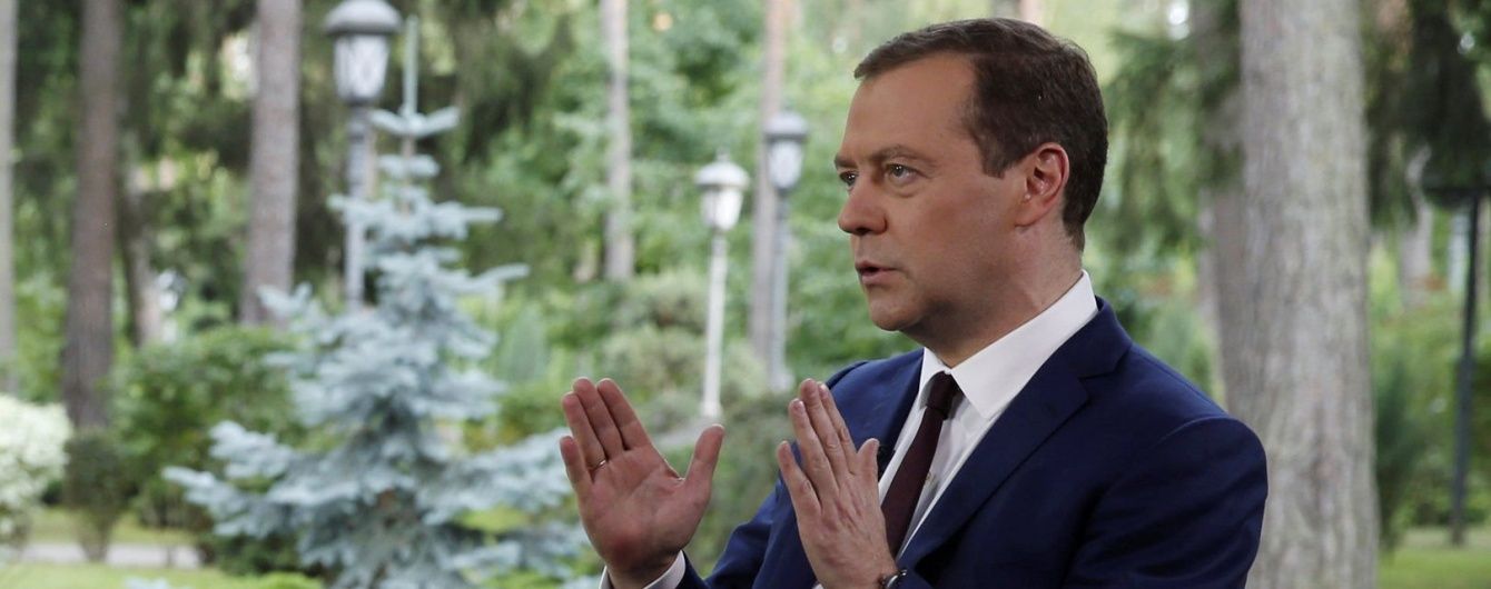 Медведєв передає привіт пенсіонерам. У Мережі тролять прем'єра РФ через туфлі за 700 доларів